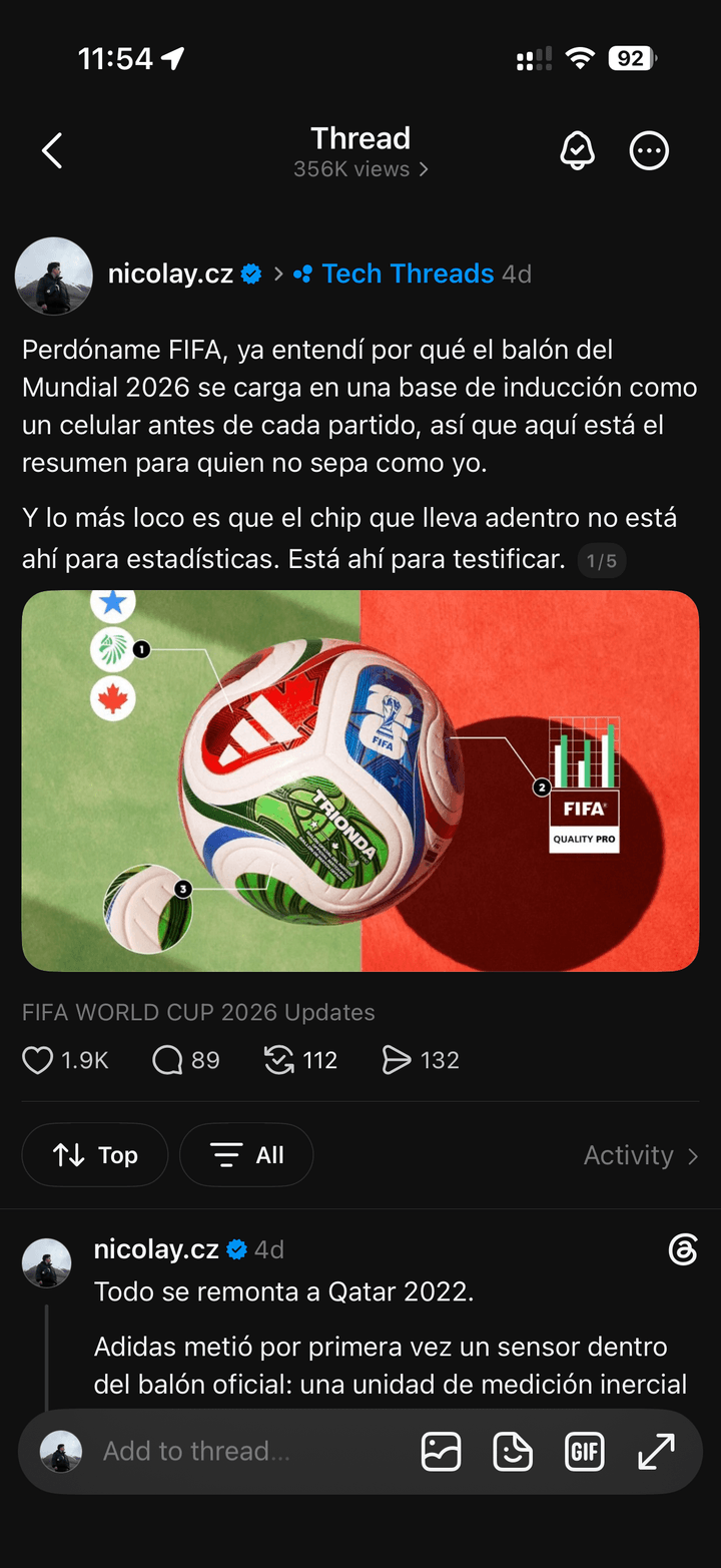 Post de Threads de @nicolay.cz explicando el chip dentro del balón del Mundial 2026, con 356 mil views